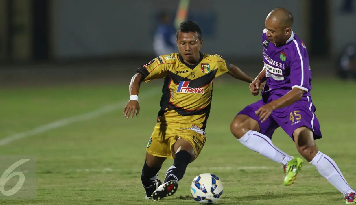 Gelandang Mitra Kukar, Hendra Adi Bayau (kiri) berebut bola dengan Erik Setiawan (Persita) di turnamen Piala Presiden 2015 di Stadion I Wayan Dipta, Gianyar, Bali, Minggu (30/8). Mitra Kukar menahan imbang Persita 0-0. (Liputan6.com/helmi Fithriansyah)
