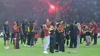 Pelatih Persija Jakarta, Mauricio Souza, memeluk istrinya saat merayakan kemenangan sekaligus ulang tahun ke-97 Persija di Stadion Utama Gelora Bung Karno (SUGBK), Senayan, Jakarta Pusat, Jumat (28/11/2025). (Bola.com/M Iqbal Ichsan)
