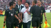 Pelatih Persik, Budihardjo Thalib, memprotes wasit setelah Persik kalah 0-2 dari Persewar pada laga Liga 2 di Stadion Brawijaya, Kota Kediri (14/7/2019). (Bola.com/Gatot Susetyo)