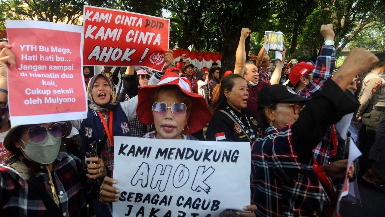 FOTO: Aksi Massa Pendukung Basuki Tjahaja Purnama di Jakarta: 'Kami Cinta PDIP Kami Cinta Ahok!