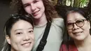 Lewat unggahan laman Instagram Charles Seaman, ia didampingi Leony terlihat akrab dengan orang tua Leony. Sosok Sofia Atan, ibu Leony VH kompak melakukan selfie bareng. Foto bersama ini menandakan hubungan Leony Trio Kwek Kwek dan Charles Seaman sudah direstui. (Liputan6.com/IG/charles.n.g.s)