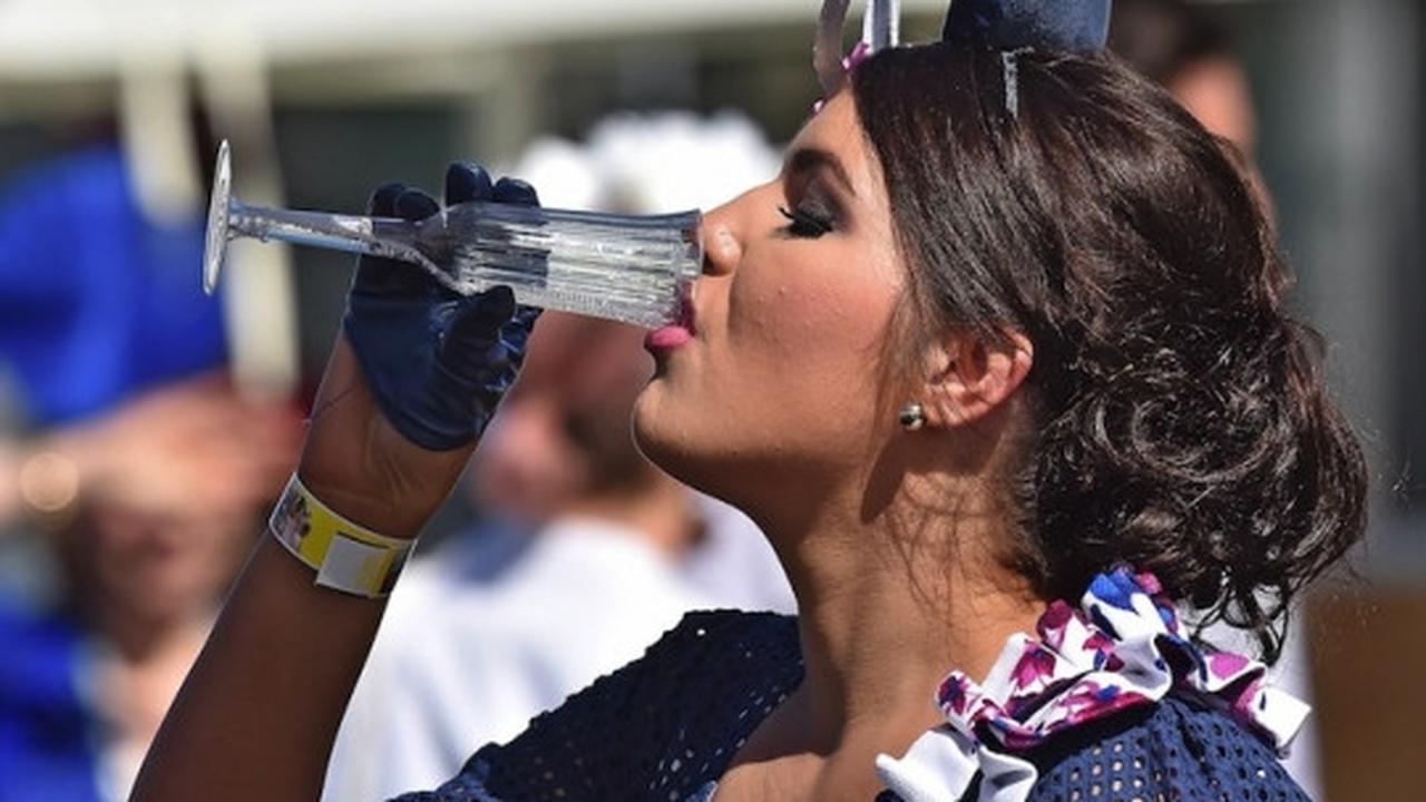 Kehebohan para gadis 'Racegoers' cantik di arena pacuan kuda