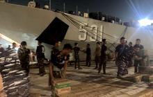 Percepat Distribusi Bantuan, KRI Teluk Gilimanuk-531 Tiba di Aceh Laksanakan Debarkasi untuk Korban Bencana Alam
