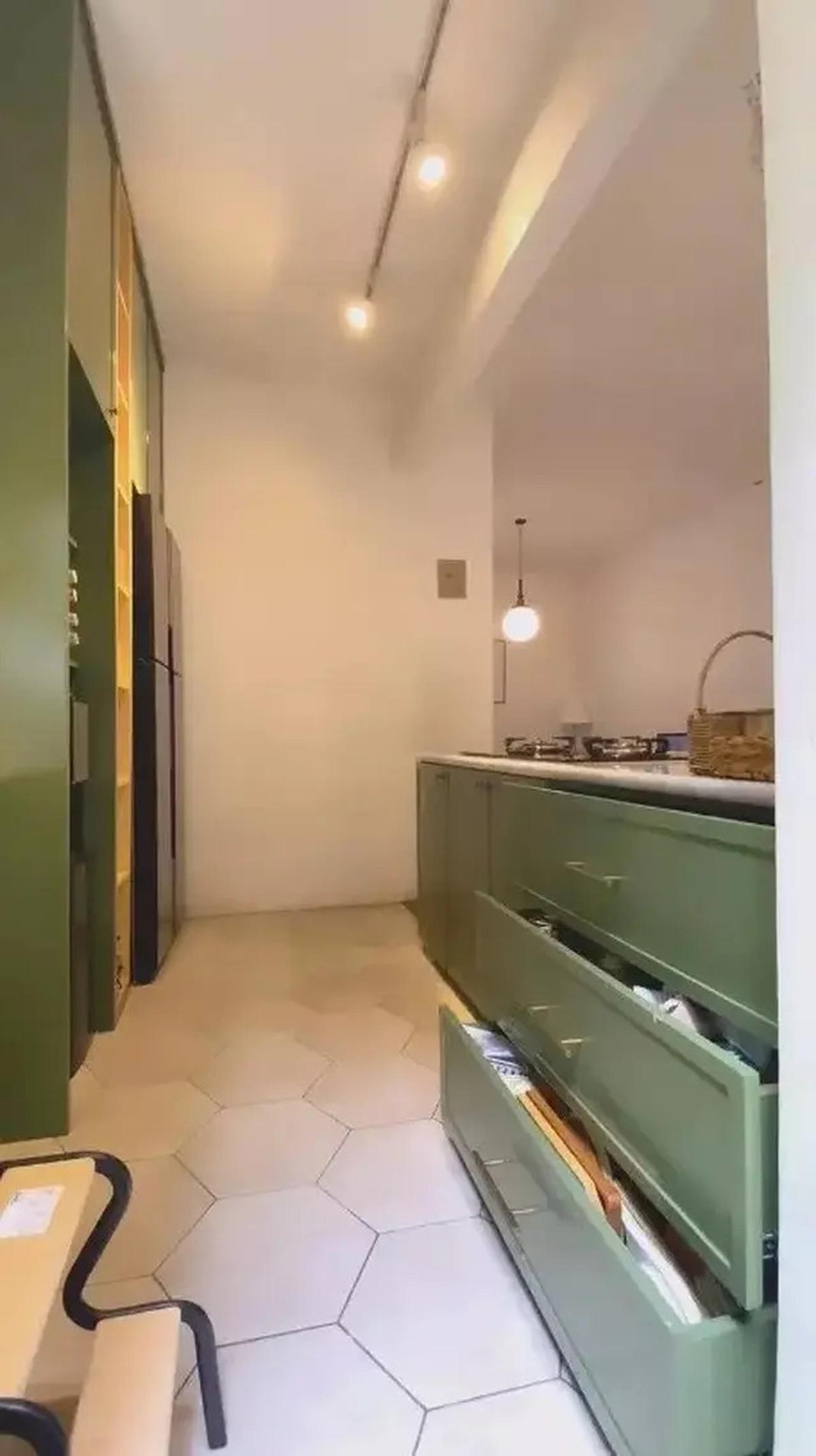 Potret Dapur di Rumah Enno Lerian, Model Nuansa Hijau Minimalis yang Menyegarkan