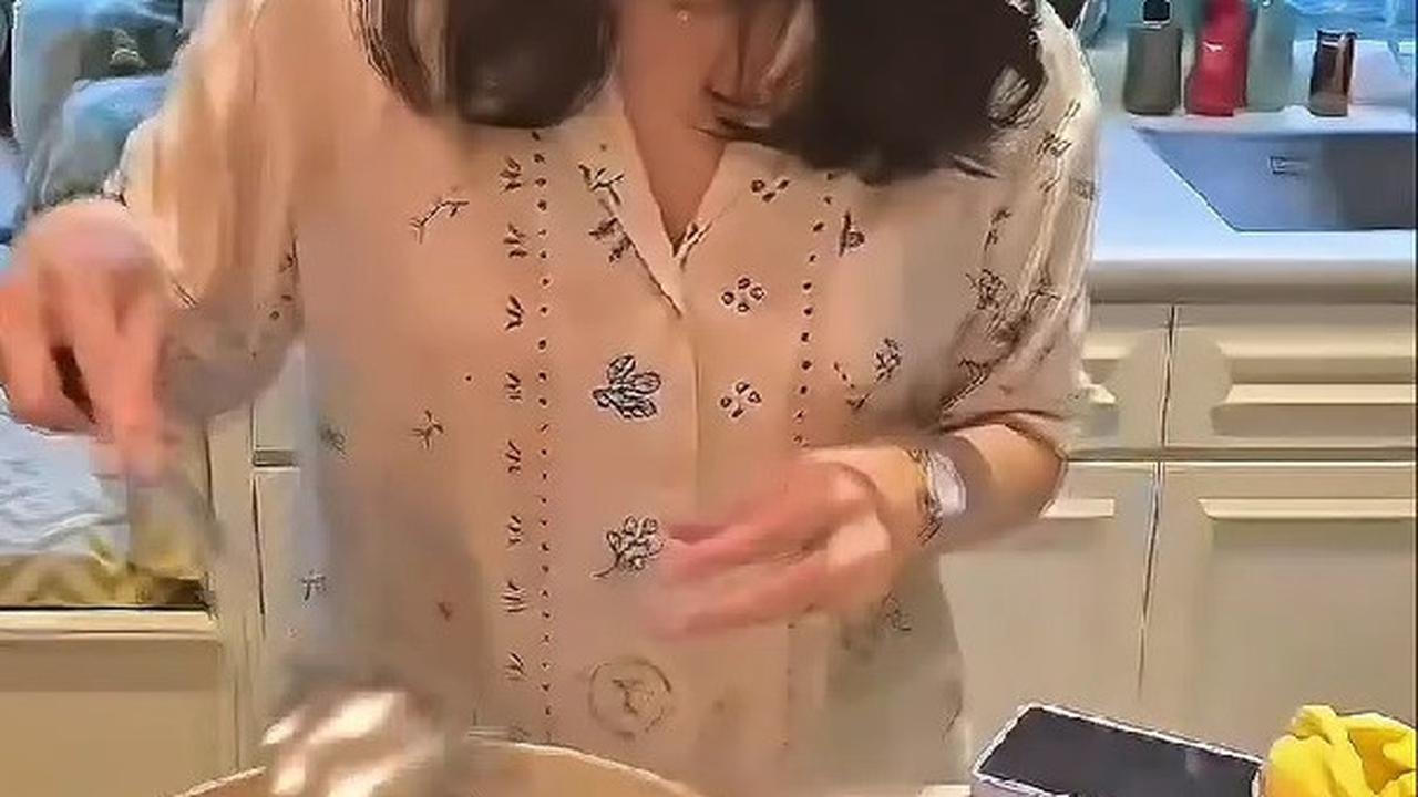 4 Potret Sederhana Dian Sastro Masak di Rumah, Penampilan Cantik Naturalnya Curi Perhatian