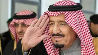 Raja Arab Saudi, Salman bin Abdulaziz saat menghadiri sesi pembukaan Dewan Syura di Riyadh. (AFP Photo / Saudi Royal Palace / Bandar Al-Jaloud)
