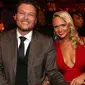 Kabar perceraian menghampiri rumah tangga Blake Shelton dan Miranda Lambert. Namun, Blake Shelton langsung menepis rumor tersebut. (sumber: billboard)