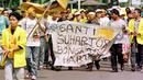 Ratusan mahasiswa membentangkan spanduk sambil berjalan menuju gedung DPRD di Medan pada 20 Mei 1998. Bulan Mei 1998 merupakan momen penting dalam sejarah Indonesia, juga momen penting bagi Soeharto. (UPALI ATURUGIRI/AFP)