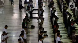Umat Muslim menunaikan Salat Dhuzur di Masjid Istiqlal, Jakarta, Jumat (20/3/2020). Masjid Istiqlal memutuskan menunda pelaksanaan salat Jumat selama 2 pekan ke depan. Hal itu dilakukan untuk mencegah penyebaran virus Corona (COVID-19) yang semakin masif di DKI Jakarta. (Liputan6.com/Johan Tallo)