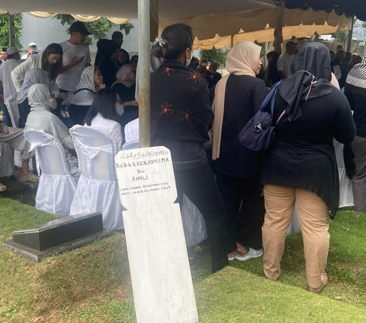 "Karena memang istri beliau, Ibu Hera juta dimakamkan di sana. Jadi betul beliau satu rumah lagi," ujar Yos menandasi.