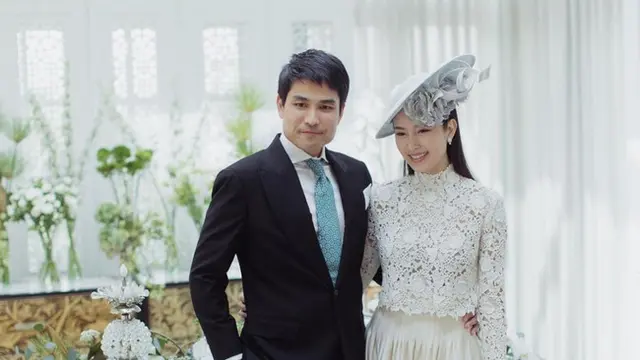 Nong Poy bersama tunangannya Oak Phakwa Hongyok di pesta lajang. (Instagram/@niyadarweddinganswer)
