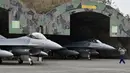 Staf Angkatan Udara Taiwan memandu jet tempur F-16V saat latihan di Chiayi, Taiwan, Rabu (5/1/2022). Pilot Angkatan Udara Taiwan melakukan latihan untuk mensimulasikan intersepsi pesawat China ke zona identifikasi pertahanan udara Taiwan. (Sam Yeh/AFP)