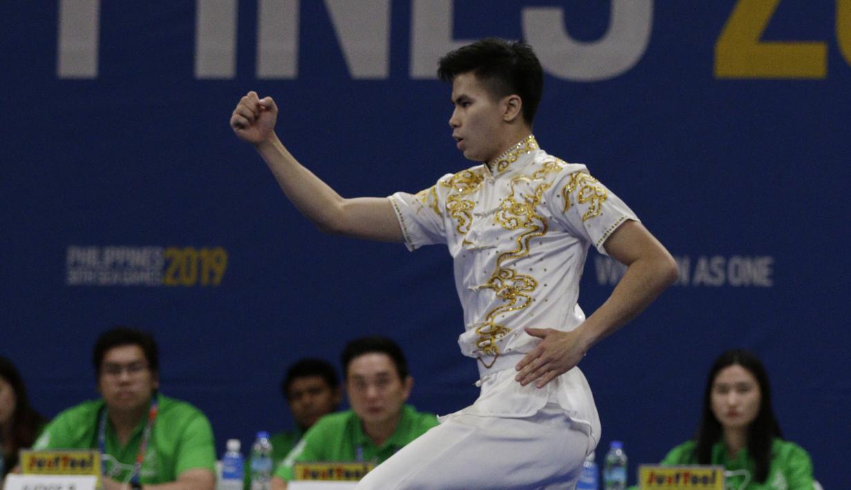 Atlet wushu Indonesia, Edgar Xavier, beraksi pada SEA Games 2019 cabang wushu nomor Taoulu Chanquan di World Trade Center, Manila, Minggu (1/12). Mendapat nilai 9,59, dirinya gagal meraih medali. (Bola.com/M Iqbal Ichsan)