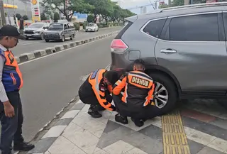 Parkir liar menjamur di Kota Depok. (Liputan6.com/Dicky Agung Prihanto)