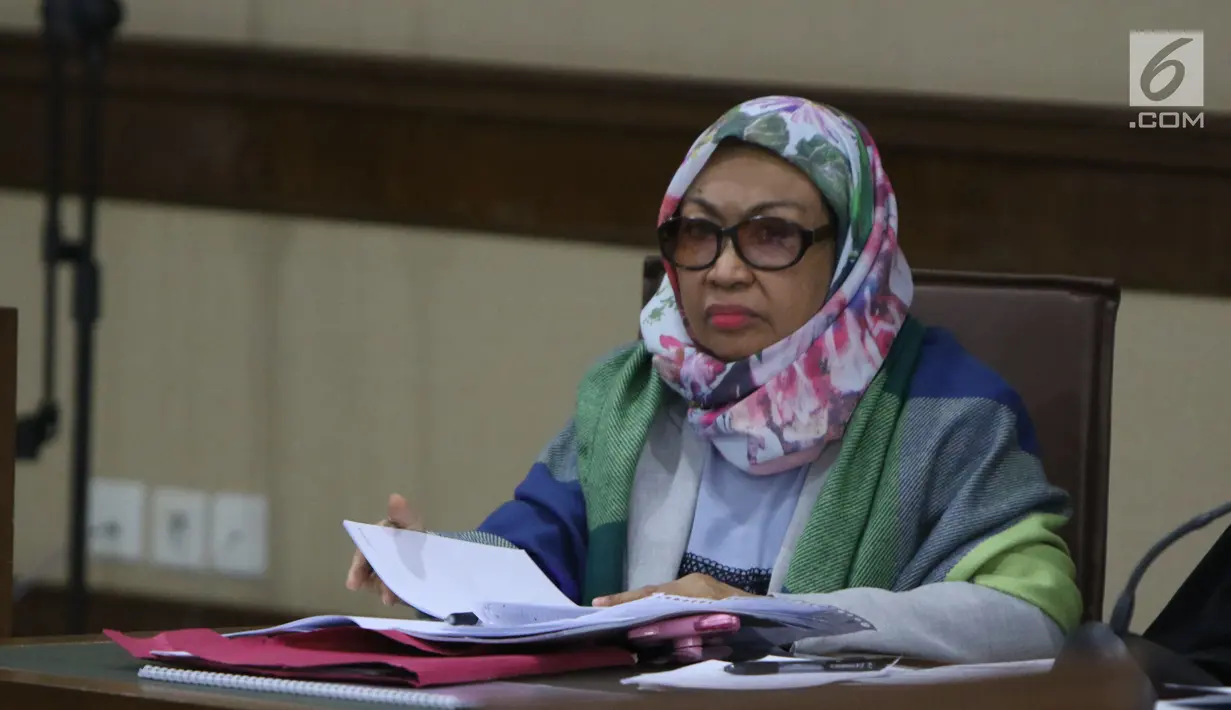 Terdakwa kasus suap pengadaan barang dan jasa di Pemkot Kendari, Fatmawati Faqih saat menjalani sidang lanjutan di Pengadilan Tipikor, Jakarta, Rabu (8/8). Sidang mendengar keterangan saksi. (Liputan6.com/Helmi Fithriansyah)