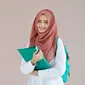 Hijab bukan suatu penghalang untuk kamu aktif di kegiatan sehari-hari, asalkan kamu nyaman dan hijabmu sudah sesuai dengan kegiatanmu.