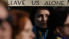 Warga Ukraina yang tinggal di Roma melakukan protes di dekat Kedutaan Besar Rusia di Roma, Italia, Kamis (24/2/2022). Demonstran turun ke jalan di London, Tokyo, Paris dan banyak kota lain untuk memprotes invasi Rusia ke Ukraina. (AP Photo/Alessandra Tarantino)