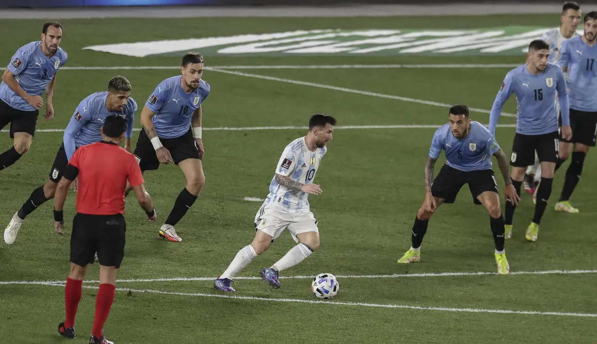 Bermain di kandang sendiri, Timnas Uruguay mendapat perlawanan sengit dari Argentina. Lionel Messi dan Giovani Lo Celso bergantian mengancam gawang Timnas Uruguay. (AFP/Alejandro Pagni)