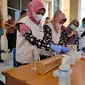 Tim BBPOM Palembang mengecek kadar 4 jenis makanan menggunakan test kit (Liputan6.com / Nefri Inge)
