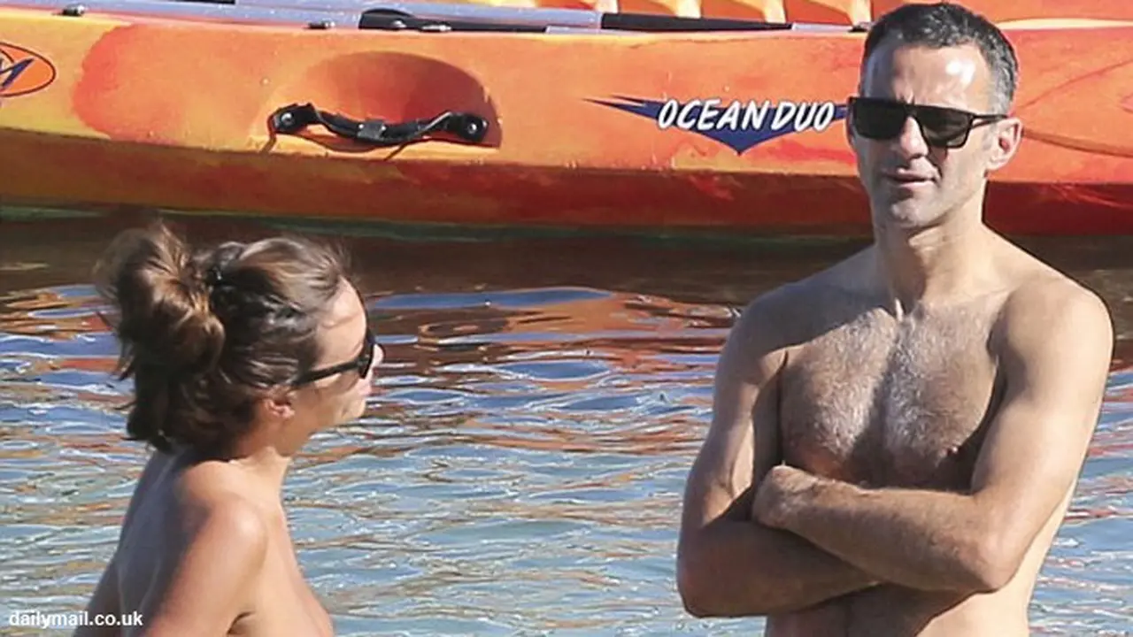 ryan-giggs-pantai-130803b.jpg