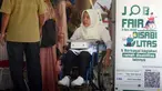 Pelamar mengendarai kursi roda saat menghadiri Job Fair Disabilitas bertajuk Cinta Disabilitas di Lapangan Banteng, Jakarta, Sabtu (3/12/2022). Sebanyak 20 perusahaan dari BUMD DKI Jakarta dan perusahaan swasta lainnya yang ikut serta dalam acara ini. (merdeka.com/Imam Buhori)