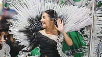 Prilly Latuconsina salah satu artis Ibu Kota yang memeriahkan acara Jember Fashion Carnaval (JFC) 2023. Dalam acara tersebut, Prilly tampil beda dengan menggunakan barang bekas sebagai kostumnya.Berikut beberapa potret Prilly tampil di JFC 2023. [Instagram/prillylatuconsina96]