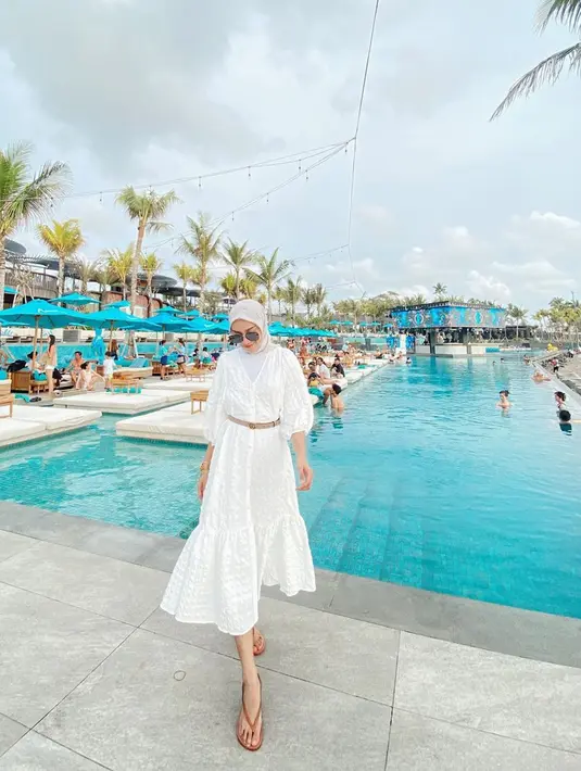 Potretnya saat berlibur pun menuai banyak pujian dari netizen. Mereka menyebut Melody Prima tetap cantik bak masih gadis. Aura bahagia begitu terpancar dari wajahnya saat liburan di Bali. (Liputan6.com/IG/@melodyprima)