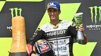 Pembalap Avintia Ducati, Johann Zarco, melakukan selebrasi usai menjuarai balapan MotoGP Republik Ceska di Sirkuit Brno, Minggu (9/8/2020). Brad Binder menjadi yang tercepat dengan catatan waktu 41 menit 38,764 detik. (AFP/Joe Klamar)