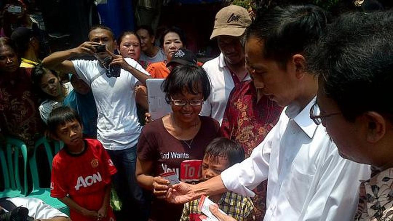 Berkemeja putih, Jokowi bagikan Kartu Jakarta Sehat