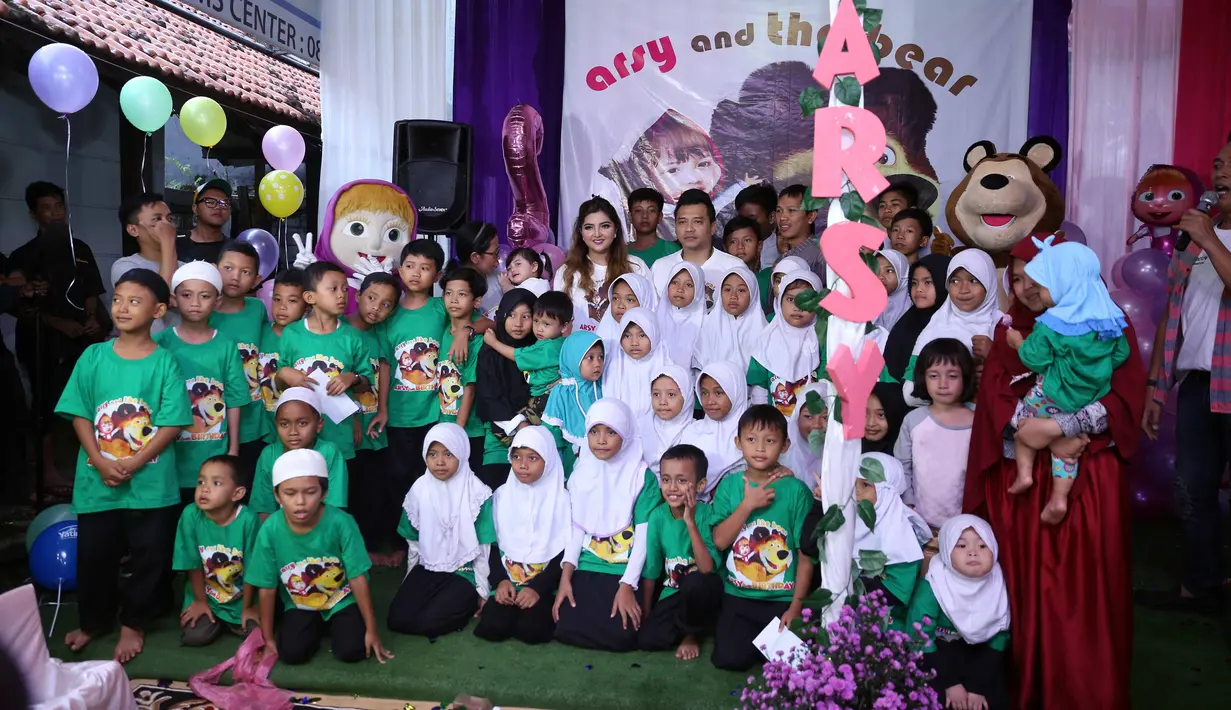 Namun sangat disayangkan, di tengah suasana bahagia itu Arsy tampil dengan wajah muram. Menurut Aurel Hermansyah, adiknya itu tiba-tiba jatuh sakit dan suhu tubuhnya menjadi tinggi. (Nurwahyunan/Bintang.com)