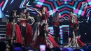 Penyanyi dangdut Zaskia Gotik dan penari latar saat membawakan lagu pada Perayaan HUT ke 27 SCTV di Jiexpo Kemayoran, Jakarta, Kamis (24/8). Zaskia Gotik berkolaborasi dengan Via Vallen yang diiringi dengan musik EDM. (Liputan6.com/Herman Zakharia)