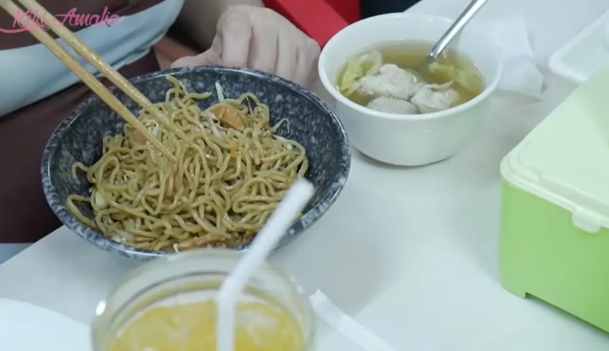 "Ini dia bakmie Bangka yang aku idam-idamkan. Jadi isinya itu mie biasa, aku suka setengah matang mienya ada togenya ada ayam kecap, ini enak banget luar biasa," kata Kiki Amalia setelah pesanannya datang. [Youtube/Kiki Amalia]