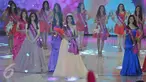 Mawar Eva De Jongh (tengah), finalis asal Medan berhasil menyingkirkan 19 finalis lainnya dengan menjadi Miss Celebrity Indonesia 2015 pada malam grand final yang digelar di Studio 6 Emtek City, Jakarta, Jumat (23/10) malam. (Liputan6.com/Herman Zakharia)