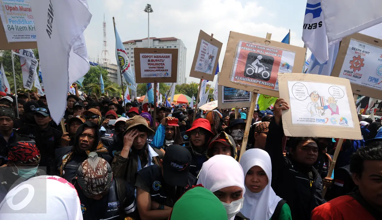 Ribuan buruh melakukan aksi di depan Istana Negara, Jakarta, Selasa (1/9/2015). Dalam aksinya mereka mengajukan beberapa tuntutan diantaranya perlindungan terhadap serbuan tenaga kerja asing di Indonesia. (Liputan6.com/Helmi Fithriansyah)