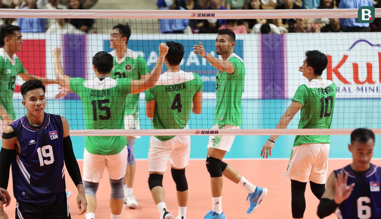 Selebrasi para pemain tim bola voli putra Indonesia setelah mencetak angka pada laga ketiga Grup A SEA Games 2023 di Olympic Complex Indoor Main Hall, Phnom Penh, Kamboja, Sabtu (6/5/2023). Tim bola voli Putra Indonesia menang 3-0 (25-18, 25-21, 25-16) dan memastikan lolos ke semifinal sebagai juara Grup A. (Bola.com/Abdul Aziz)