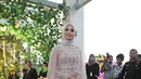 Laudya Cynthia Bella setibanya di lokasi resepsi kedua pernikahannya di kawasan Dago, Bandung, Minggu (8/10). Dihias dengan payet yang berkilau, gaun warna pastel berpotongan A-line ini terlihat begitu glamor dan elegan. (Liputan6.com/Herman Zakharia)