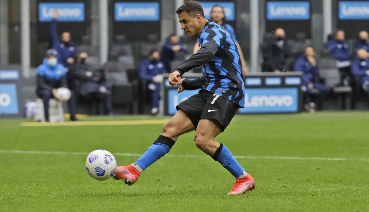 Penyerang Inter Milan, Alexis Sanchez berusaha mencetak gol ke gawang Cagliari pada pertandingan lanjutan Liga Serie A Italia di stadion San Siro di Milan, Italia, Minggu (11/4/2021). Inter menang tipis atas Cagliari 1-0. (AP Photo/Luca Bruno)