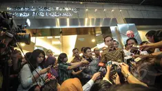 Presiden Joko Widodo (Jokowi) memberikan keterangan pers saat mengunjungi Bursa Efek Indonesia (BEI), Jakarta, Selasa (7/4/2015). Kunjungan presiden tersebut untuk melihat perkembangan pasar modal Indonesia. (Liputan6.com/Faizal Fanani)