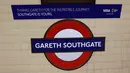 Sebuah papan nama di dalam stasiun Tube Southgate yang menjadi Gareth Southgate di London, Senin (16/7). Hal itu sebagai penghormatan untuk pelatih timnas Inggris yang mengantarkan The Three Lions masuk semifinal Piala Dunia 2018. (AP/Robert Stevens)