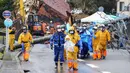 <p>Petugas pemadam kebakaran melakukan operasi penyelamatan di lokasi tanah longsor di Kota Anamizu, Prefektur Ishikawa, Jepang, Sabtu (6/1/2024). Gempa yang melanda Ishikawa menghancurkan rumah, jalan, dan memicu peringatan tsunami. (Kyodo News via AP)</p>