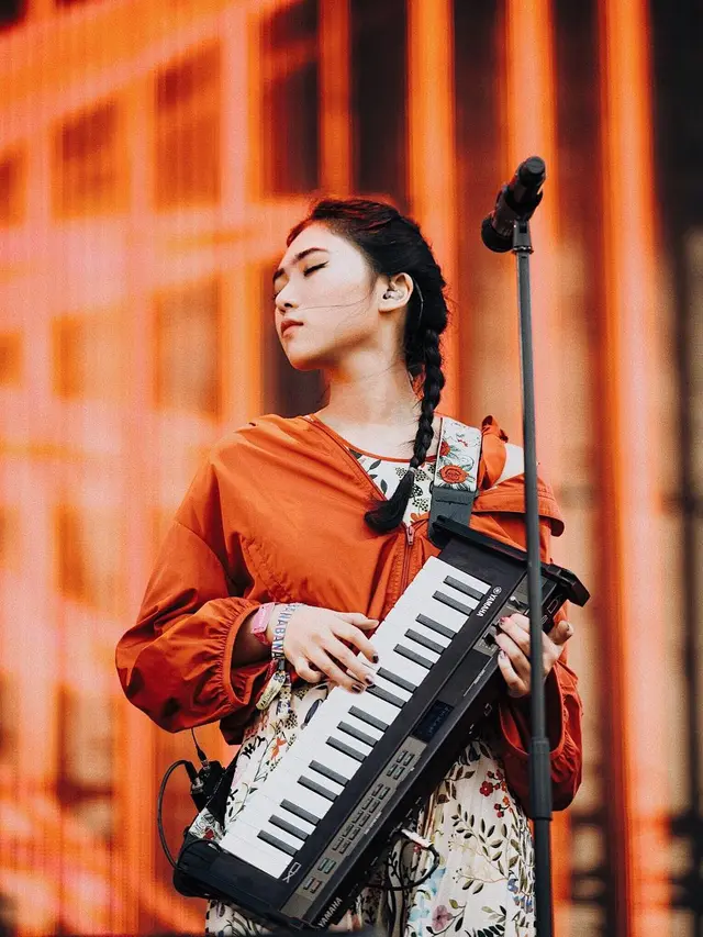 6 Potret Pesona Isyana Sarasvati saat Bermain Alat Musik, Mahir Sejak Kecil