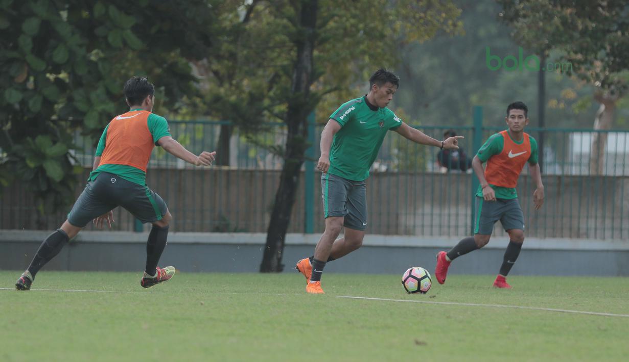 Penyerang Timnas Indonesia U-23, Lerby Eliandri (tengah) mencoba melakukan tembakan saat berlatih di Lapangan ABC, Senayan,  (24/4/2018). Timnas akan mengikuti turnamen PSSI Anniversary 27 April-3 Mei 2018. (Bola.com/Nicklas Hanoatubun)