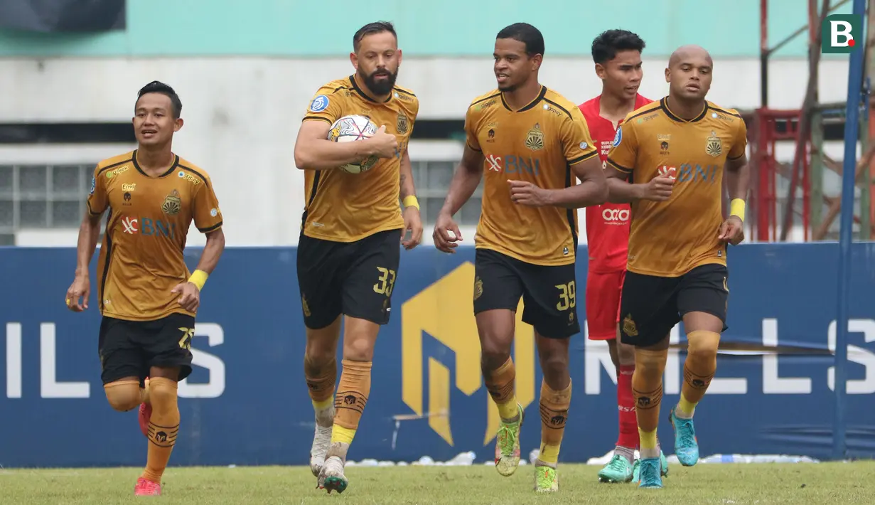<p>Selebrasi pemain Bhayangkara FC, Henry Matias Mier Codina (kedua kiri) setelah berhasil mencetak gol ke gawang Persija Jakarta dalam pertandingan lanjutan pekan ke-25 BRI Liga 1 2022/2023 yang berlangsung di Stadion Wibawa Mukti, Cikarang, Jawa Barat, Kamis (16/2/2023). (Bola.com/Ikhwan Yanuar)</p>