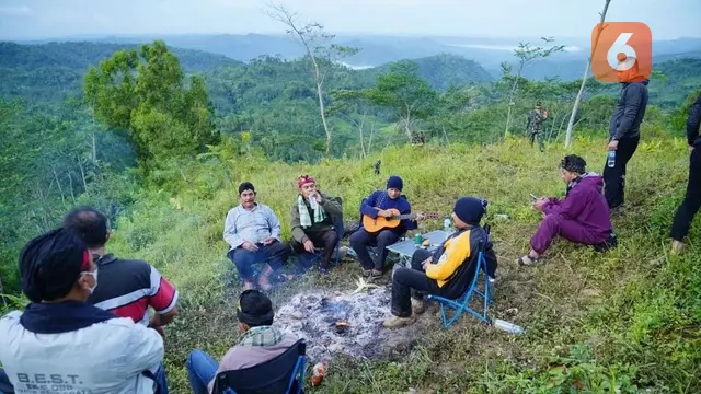 Bupati Pacitan Indrata Nur Bayuaji Ngantor sambil camping di Gunung Parangan (Liputan6,com/Istiemwa)