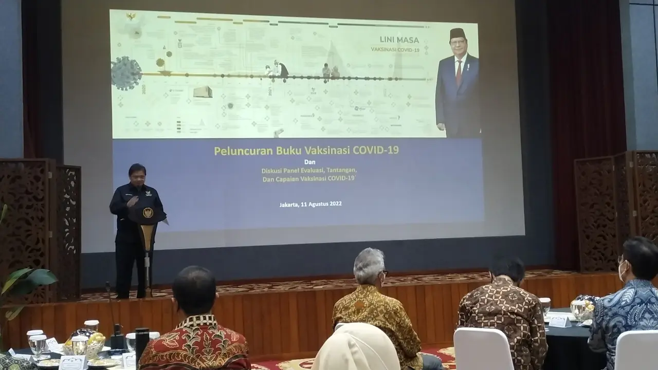 Menteri Koordinator Bidang Perekonomian Airlangga Hartarto dalam Peluncuran Buku Vaksinasi Covid-19 dan Diskusi Panel Evaluasi, Tantangan, dan Capaian Vaksinasi Covid-19.