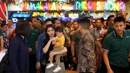 Cucu Presiden Joko Widodo, Jan Ethes Srinarendra saat tiba bersama ibunya Selvi Ananda di Sun Plaza Medan, Sumatera Utara, Jumat (24/11). Mereka tiba bersama Gibran Rakabuming dan Presiden Jokowi. (Liputan6.com/Johan Tallo)