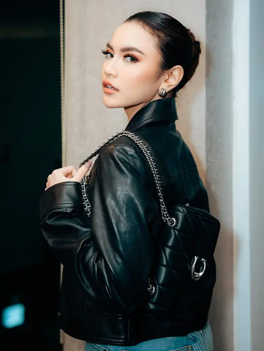 Gaya makeup Mahalini Raharja yang mempertajam area matanya. Di sini ia menata rambutnya dengan gaya yang sleek dan clean, menambahkan nuansa merah muda di mata dan bibir. [Foto: Instagram/mahaliniraharja]