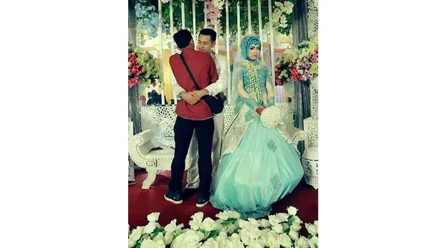 5 Aksi Kocak Tamu Undangan Bareng Pengantin Ini Bikin Geleng Kepala