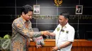 Ketua Komnas HAM, Imdadun Rahmat (kiri) menerima buku Palu dan Godam Melawan Keangkuhan dari Rusdy Mastura di Jakarta, Rabu (29/6). Buku itu kisah di balik permohonan maaf kepada korban pelanggaran HAM 1965-1966. (Liputan6.com/Helmi Fithriansyah)