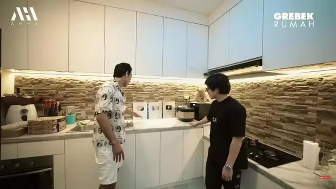 9 Potret Dapur di Rumah Denny Sumargo yang Minimalis, Nyaman dan Fungsional